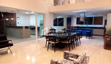 Sobrado com 4 suítes com 500 m² de construção - Venda