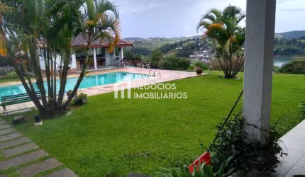 Linda chácara com piscina e vista para represa em Igaratá  - Venda