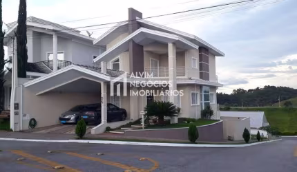 Lindo sobrado com piscina no Cond. Res. Mantiqueira- SJC -Venda