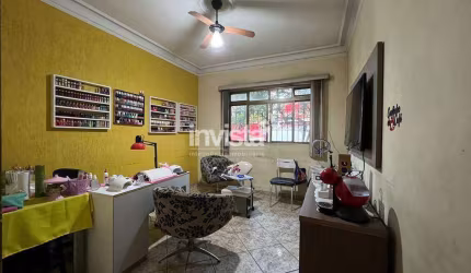 Sobrado 318 metros, 2 salas, 4 quartos sendo 1 suíte, 5 vagas e quintal na Vila Mathias em Santos