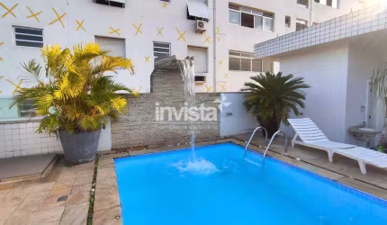 -CASA SOBREPOSTA TRIPLEX COM 5 QUARTOS SENDO 3 SUÍTES, PISCINA E CHURRASQUEIRA-