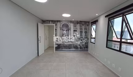 Excelente Sala Comercial com 46m² e banheiro em avenida comercializada em SANTOS