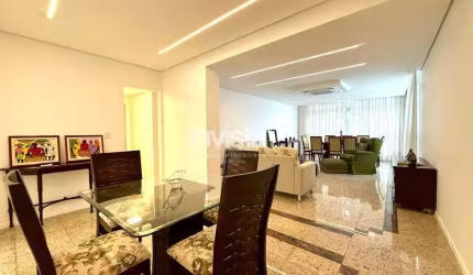 Amplo apartamento no Gonzaga com vista para o mar – 176m² | 3 Dorms (1 Suíte) | 2 Vagas | Frente à praia.