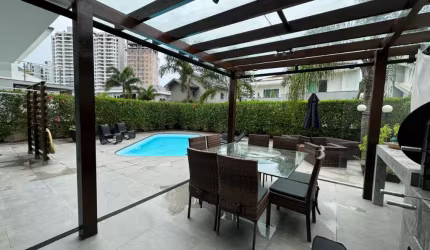 Casa de Condomínio com 3 suítes na Praia Brava em Itajaí