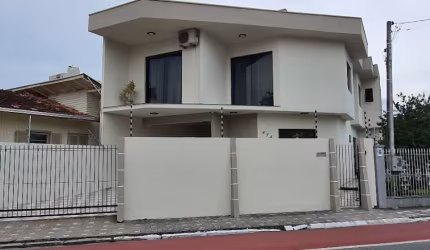Casa com 4 quartos sendo 1 suíte no Centro de Itajaí