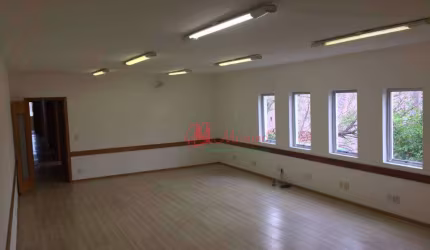 No bairro Farroupilha, prédio comercial.