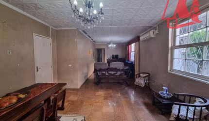 Casa com 5 dormitórios e pátio próximo à Redenção