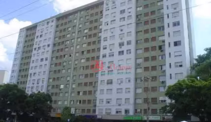 Na avenida Ipiranga,1dormitório,reformado com infraestrutura.