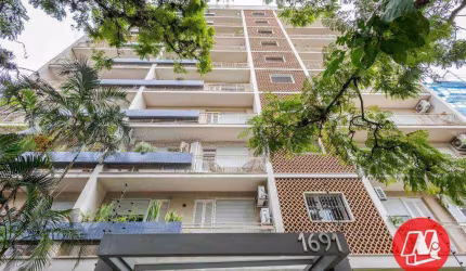 Na Ramiro Barcelos,102,73 m² privativos, 3 dormitórios  e sacada.