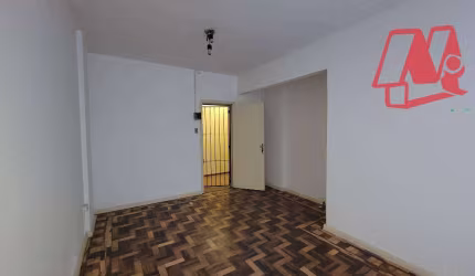 No Centro, sala na Alberto Bins de 32m²