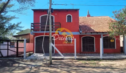 CASA COM PISCINA A UMA QUADRA DO MAR EM NOVA TRAMANDAÍ