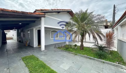 Linda casa de 4 suítes no bairro Jardim Britânia, apenas 5 minutos de caminhada até a orla da praia