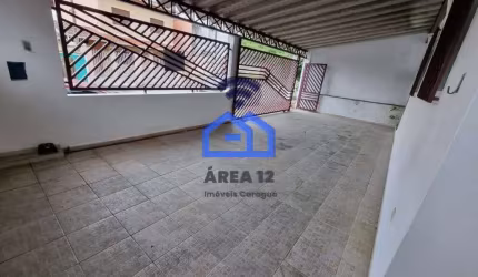 Casa à venda no Centro com 3 dormitórios, 2 banheiros, sala, cozinha, 2 vagas na garagem em Caragua
