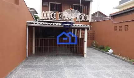 Ótimo Sobrado à Venda no Bairro Indaiá em Caraguatatuba, SP: Amplo Quintal, Churrasqueira e Ótima L