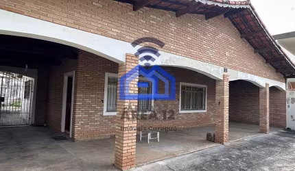 Duas casas geminadas à venda no bairro Aruan - cada uma com quarto, sala, cozinha, banheiro e garag