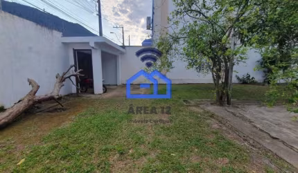 Casa à venda no Centro com 3 dormitórios, sendo 1 suíte, sala ampla, cozinha, quintal e varanda em