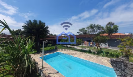 Terreno à venda com uma casa com quarto, sala, cozinha, banheiro e uma linda piscina, no bairro do