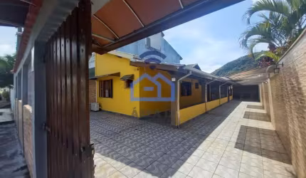 Casa à venda no bairro Sumaré em Caraguatatuba, SP - 2 dormitórios sendo 1 suíte, sala, sala de jan