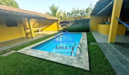 Sobrado amplo com piscina, jardim e churrasqueira à venda no bairro Jardim Aruan em Caraguatatuba,