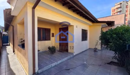 Casa à venda no Centro em Caraguatatuba, SP - Construída em um terreno de 468m², 03 dormitórios, se
