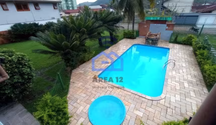 Sobrado à venda em condomínio no bairro Martim de Sá em Caraguatatuba, SP - 2 dormitórios com sacad