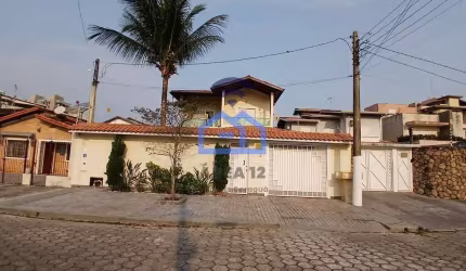 Casa à venda no bairro do Indaiá em Caraguatatuba, SP - com 2 suítes, sala e garagem com espaço par