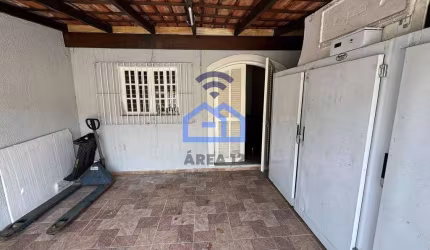 Sobrado à venda no bairro do Caputera em Caraguatatuba, SP - 3 dormitórios, com área gourmet equipa