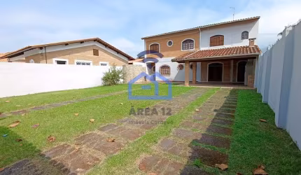 Sobrado à venda no bairro Indaiá em Caraguatatuba, SP - 02 dormitórios sendo 01 suíte, amplo quinta