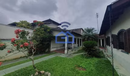 Casa ampla e aconchegante à venda no bairro do Sumaré em Caraguatatuba, SP - Conforto e aconchego a