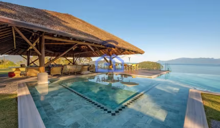 Mansão Exclusiva à Beira-Mar em Caraguatatuba: Piscina Infinita, Vista Incrível e Infraestrutura de