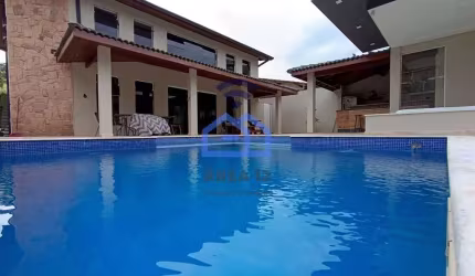 Sobrado à venda no bairro Sumaré em Caraguatatuba, SP - Imóvel de alto padrão com 3 suítes, espaços