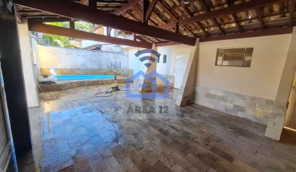 Sobrado à venda no bairro Jardim Califórnia em Caraguatatuba, SP - 192m² de área construída com pis