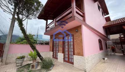 Sobrado triplex espaçoso para locação no bairro do Indaiá em Caraguatatuba, SP - Venha morar com co