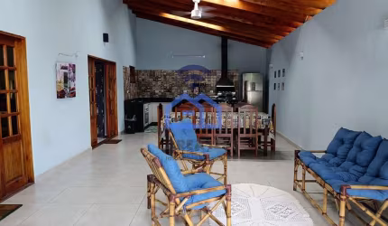 Casa à venda no Indaiá, próxima à rodoviária de Caraguatatuba, SP - Com cômodos amplos e uma maravi