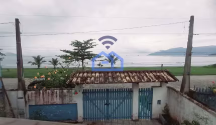 Casa ampla com edícula frente mar à venda no bairro do Porto Novo em Caraguatatuba, SP - A oportuni
