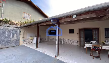 Casa ampla com edícula à venda no bairro da Martim de Sá em Caraguatatuba, SP