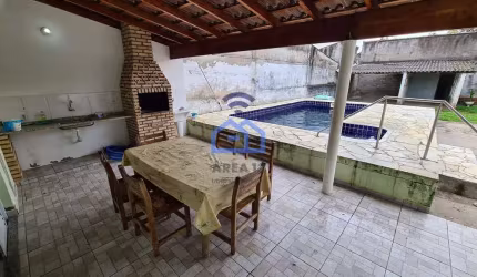 Casa com amplos dormitórios e piscina à venda no bairro do Porto Novo em Caraguatatuba, SP - Seu re