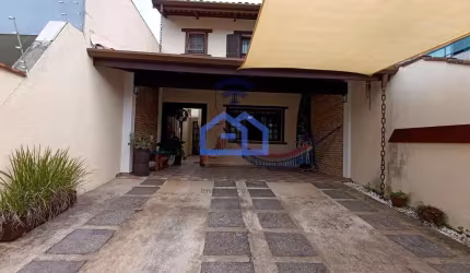 Sobrado à venda no bairro Jardim Primavera em Caraguatatuba, SP com 03 dormitórios sendo 01 suíte,