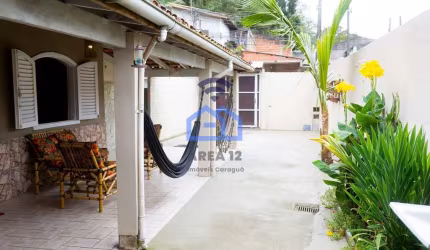 Charmosa Casa com edícula à venda no bairro do Sumaré em Caraguatatuba, SP