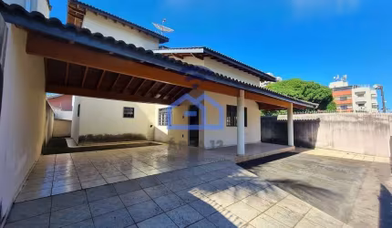 Excelente sobrado localizado na quadra da praia, com vista para o mar, à venda no bairro do Indaiá,
