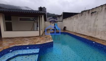 Casa de 3 suítes à venda no bairro do Sumaré em Caraguatatuba, SP - Com piscina e área gourmet!