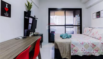 Studio charmoso em Pinheiros: 26m² com armários, ar condicionado, condomínio com academia e lavanderia. Apenas 550m do metrô Sumaré!