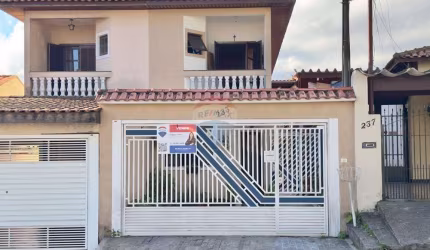 SOBRADO CHARMOSO , 3 DORM. SUÍTE E 2 VAGAS - EXC LOCALIZAÇÃO.
