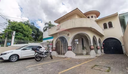 Casa Charmosa e Espaçosa à Venda na Rua Topázio!