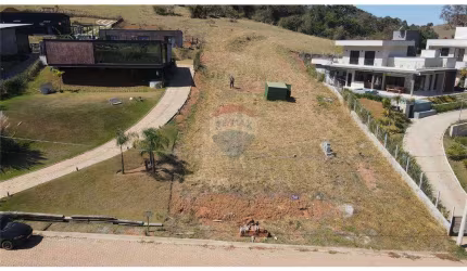 Incrível terreno de 1000 metros com acesso e vista para a represa, em um dos melhores empreendimentos da região.