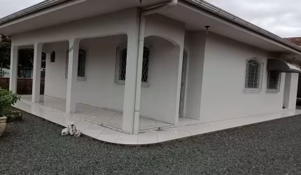 CASA COM SUÍTE, + 02 QUARTOS NO CENTRO DE PIÇARRAS