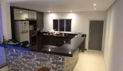 Sobrado à venda no Jardim Santa Terezinha com 310m² 3 dormitórios 1 suíte 4 banheiros 4 vagas