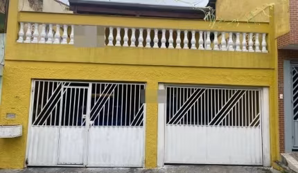 Casa Assobradada à venda no Jardim Ipê com 180m² 3 dormitórios 1 suíte 5 banheiros 4 vagas.