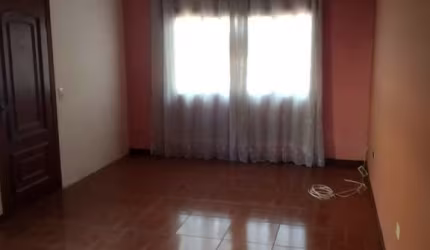 Sobrado á venda no Parque Ipê com 247m² 3 dormitórios 1 suíte 4 banheiros 2 vagas.