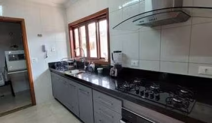 Sobrado com 4 quartos e 3 vagas na Vila Marari